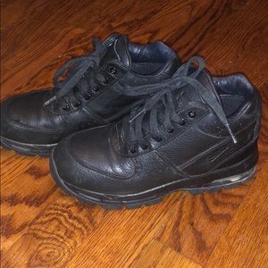 Used- Kids Nike Winter air max boot size 2.5Y.
